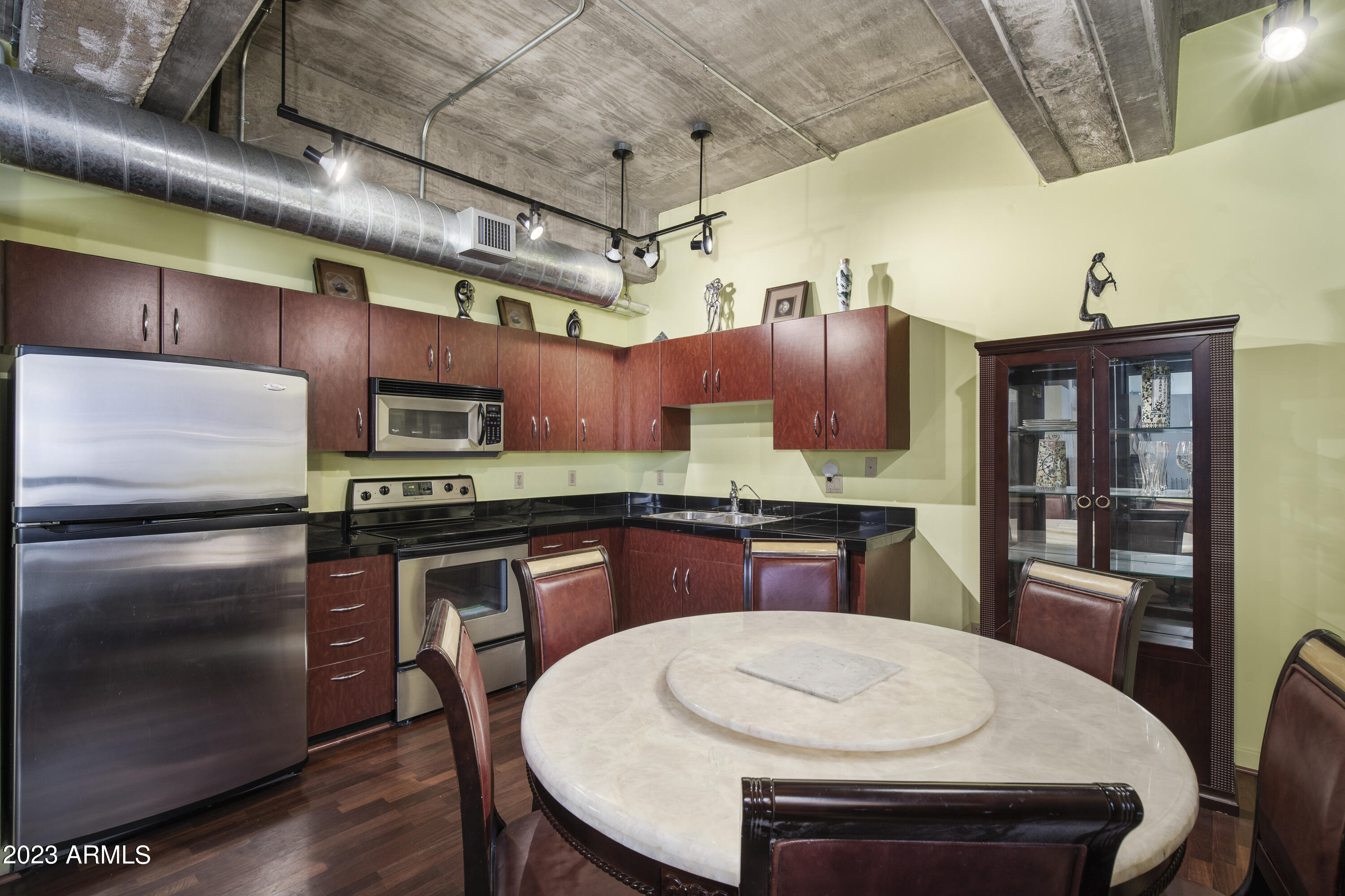 114 W ADAMS Street, 407