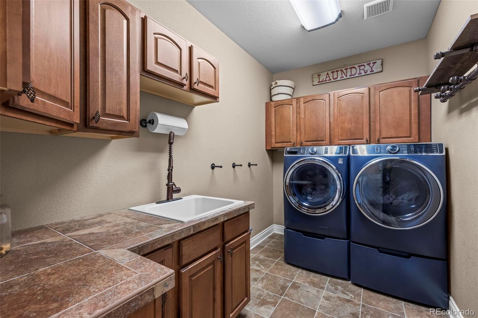 5565 Southwind Circle