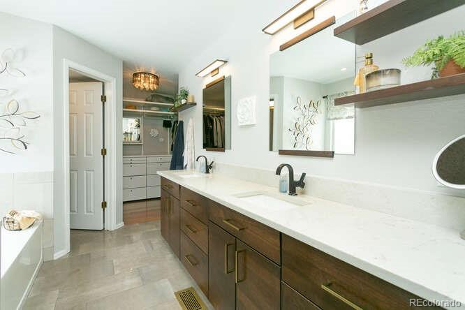 9772 Quay Loop