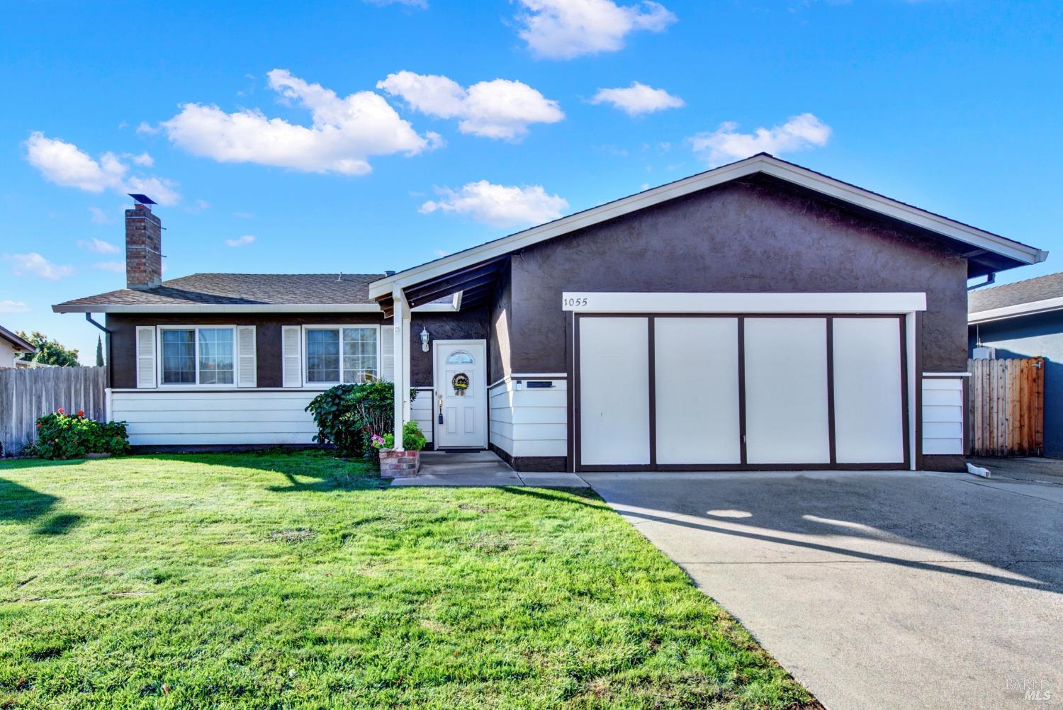 1055 Hawk Ln