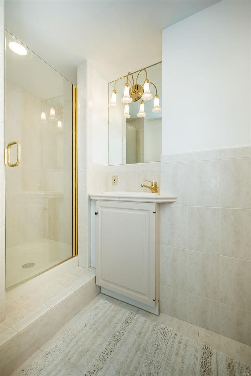 710 S Hanley Road Unit: 11D