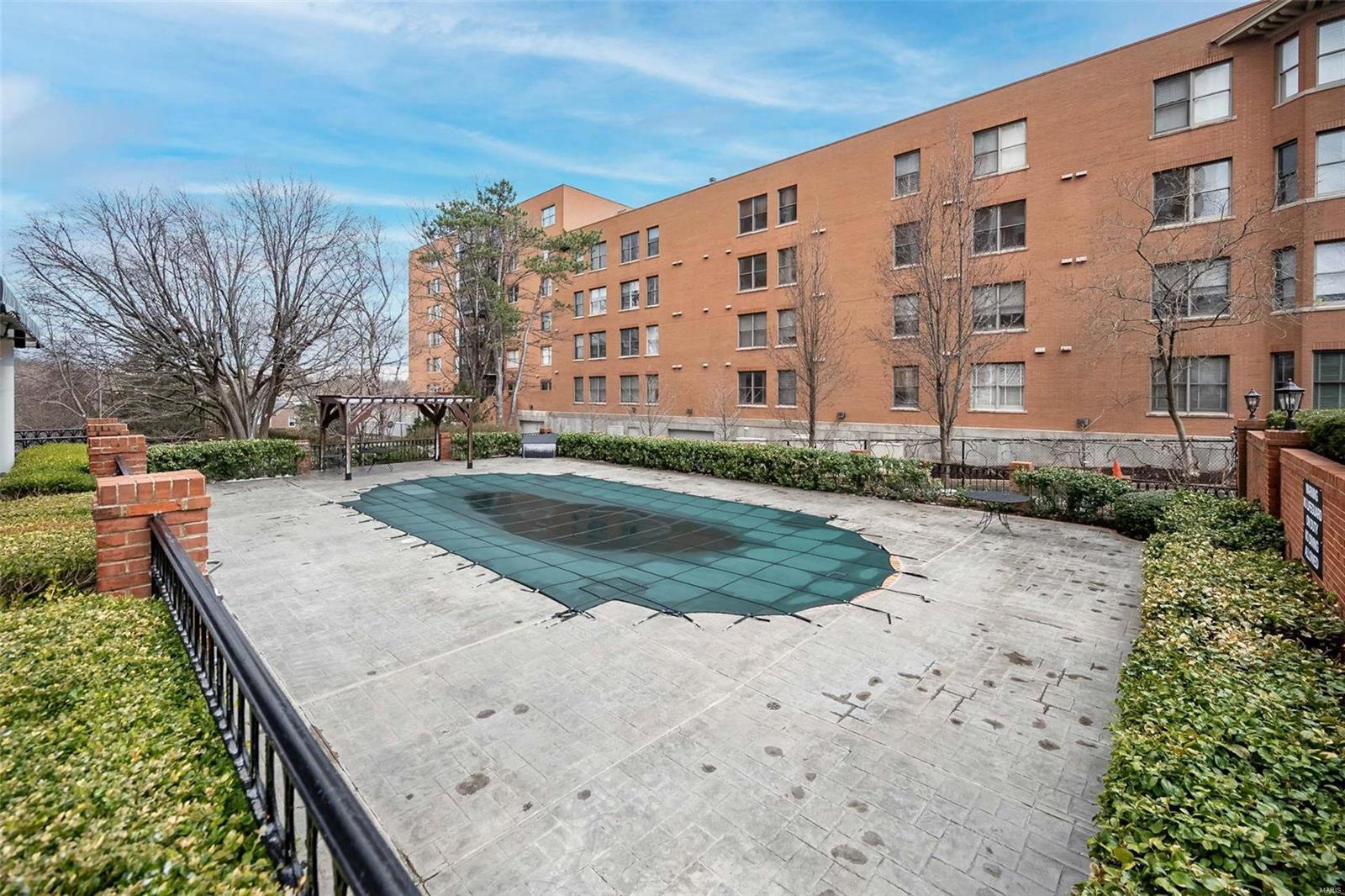 710 S Hanley Road Unit: 11D