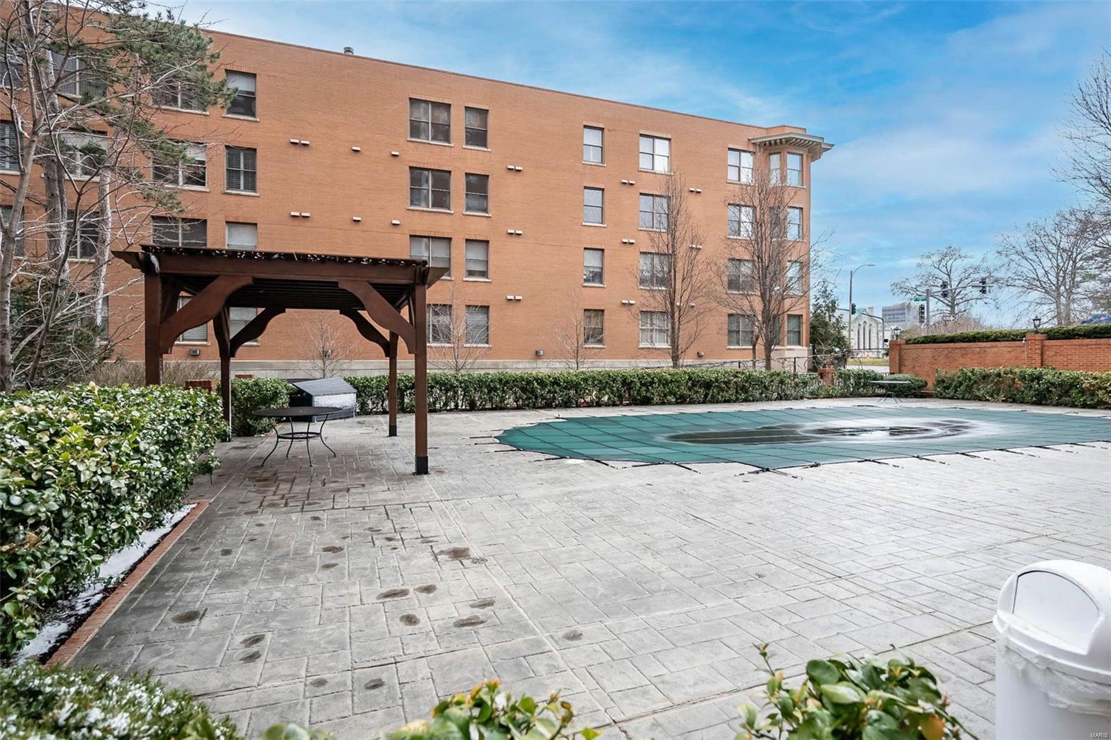 710 S Hanley Road Unit: 11D