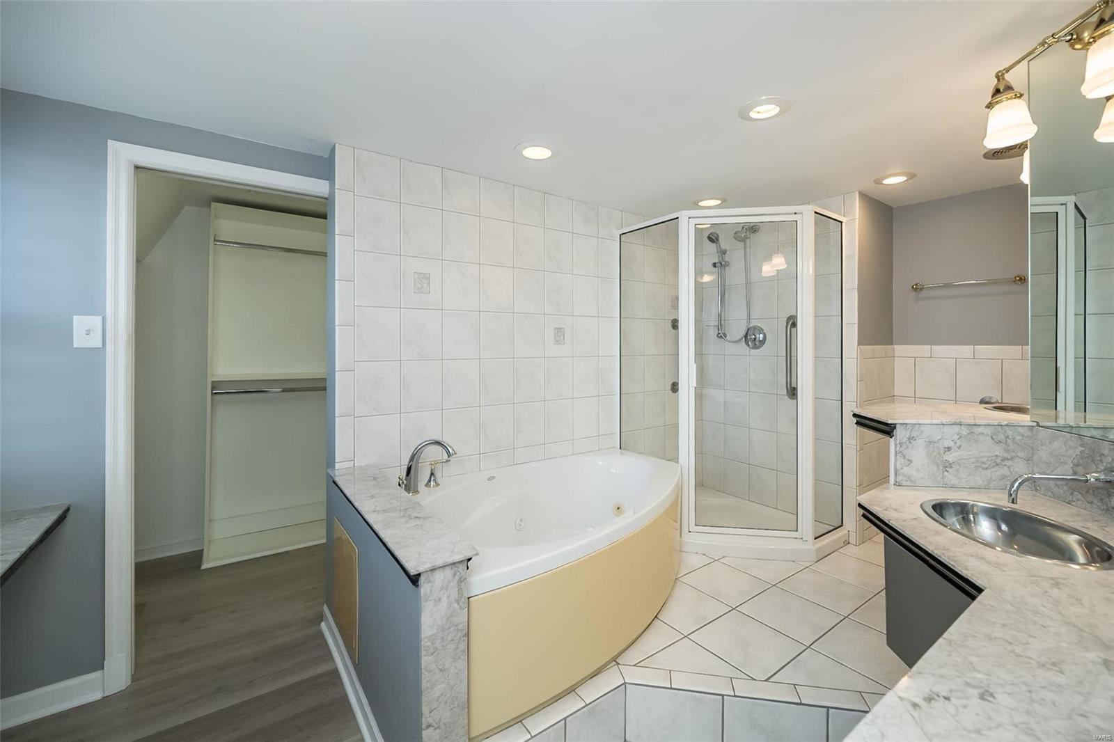 710 S Hanley Road Unit: 11D