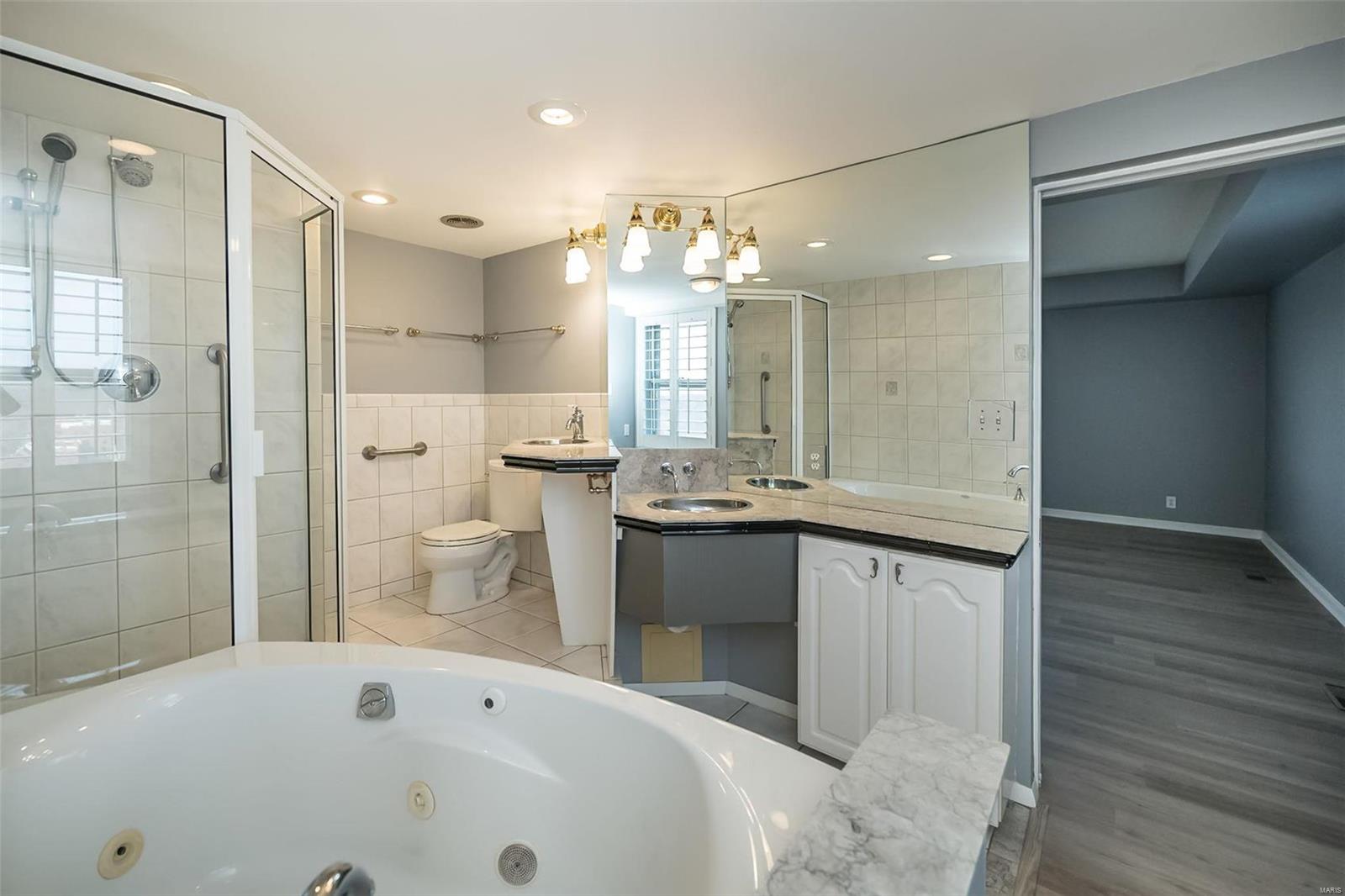 710 S Hanley Road Unit: 11D