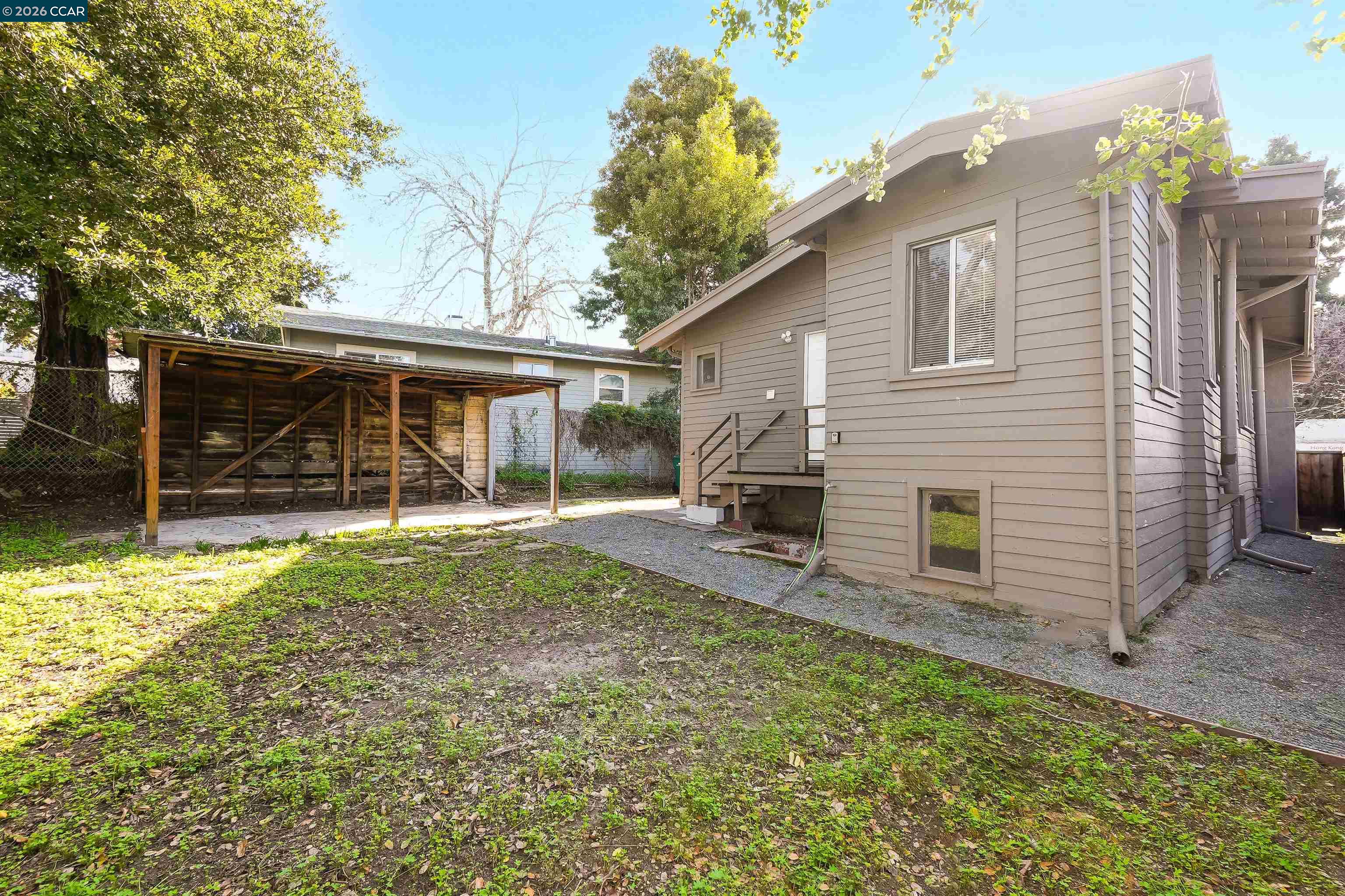 2596 Macarthur Blvd