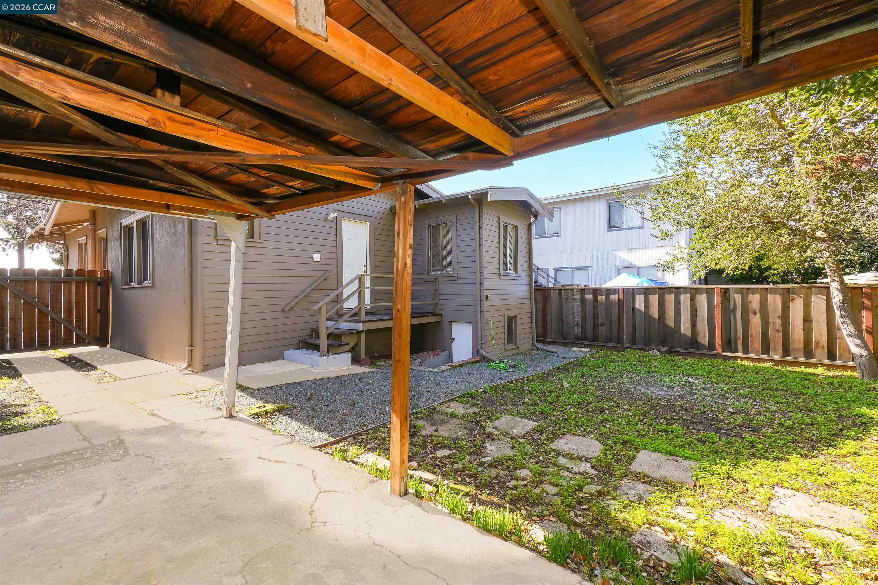 2596 Macarthur Blvd