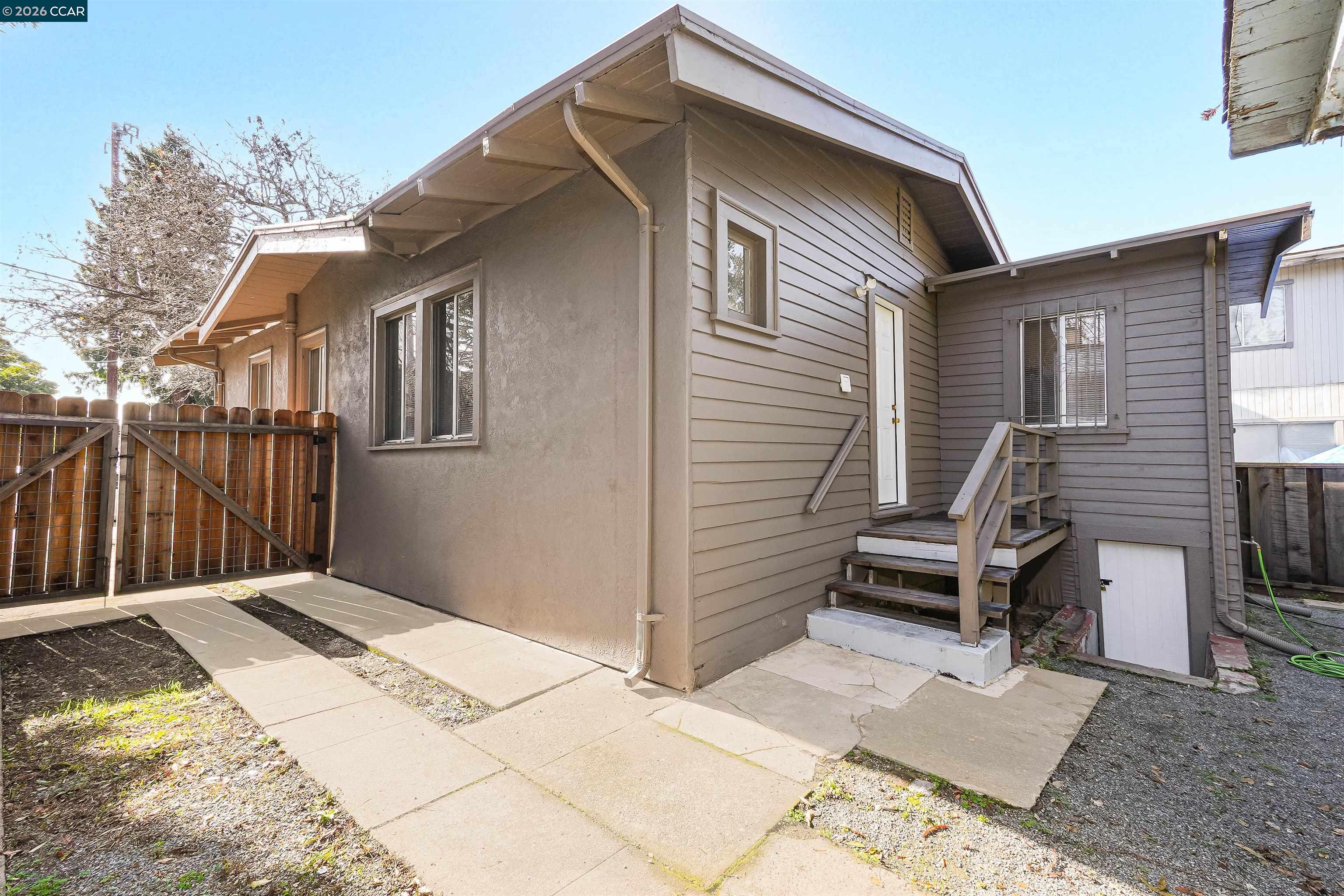 2596 Macarthur Blvd