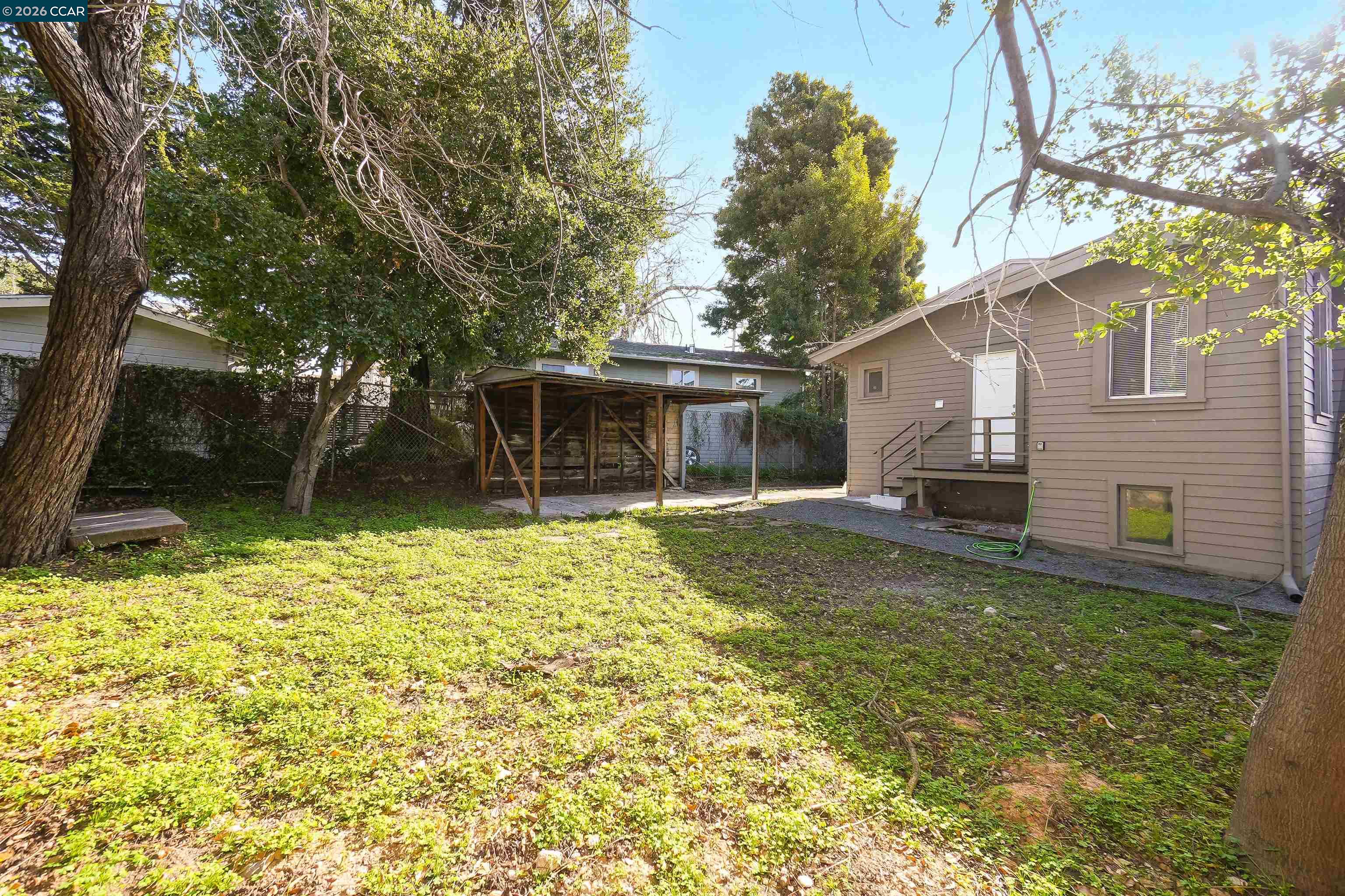 2596 Macarthur Blvd