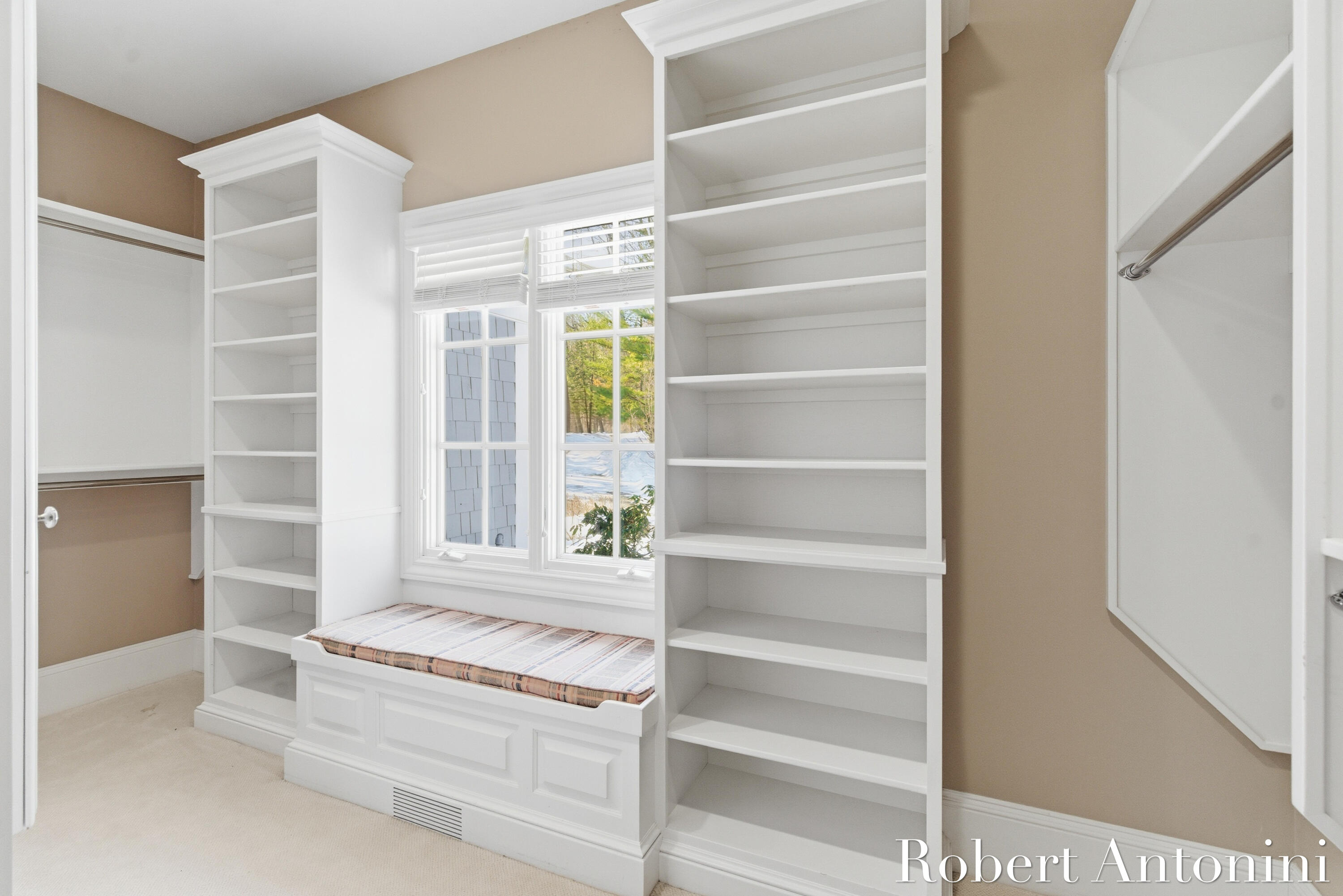 6862 Maplecrest Drive SE