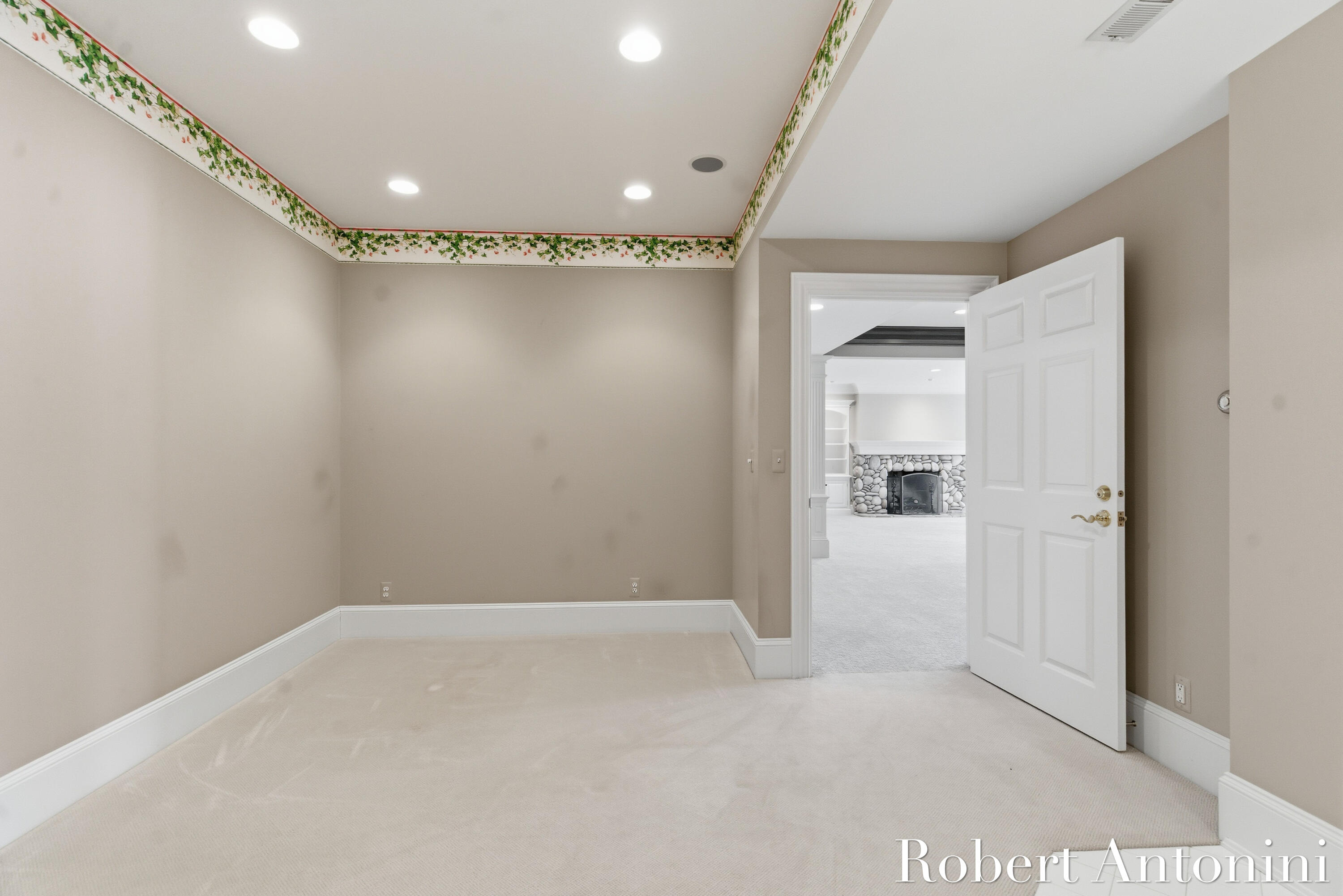 6862 Maplecrest Drive SE