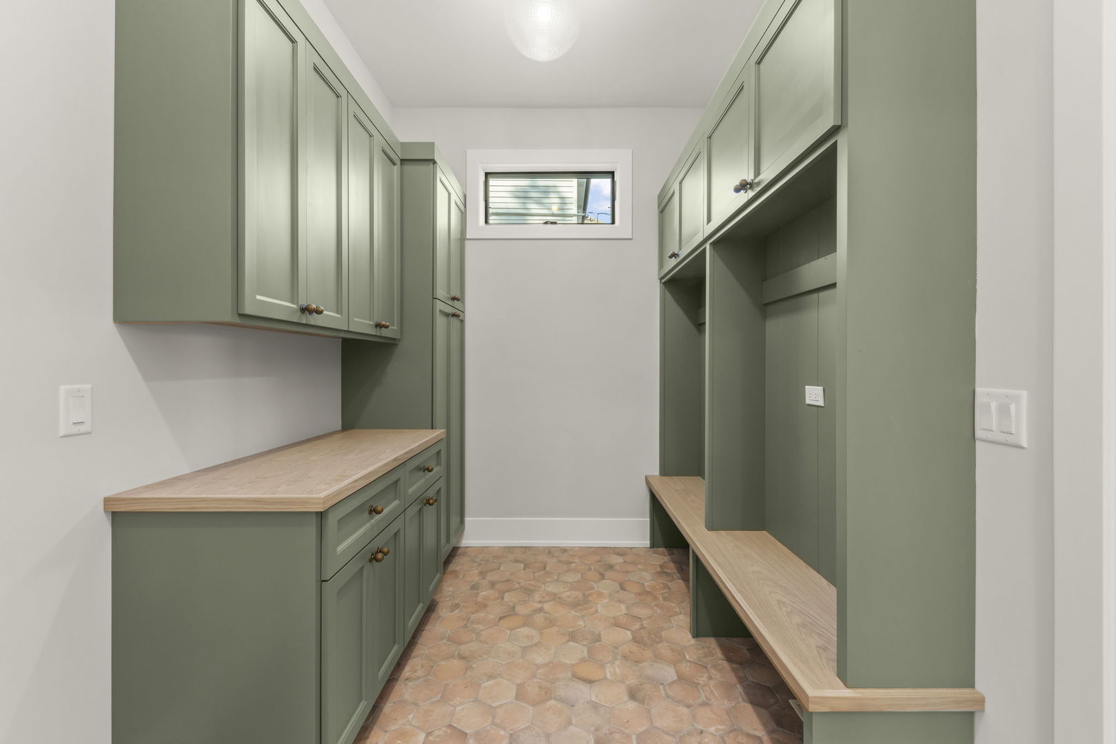 957 S Hillside Avenue