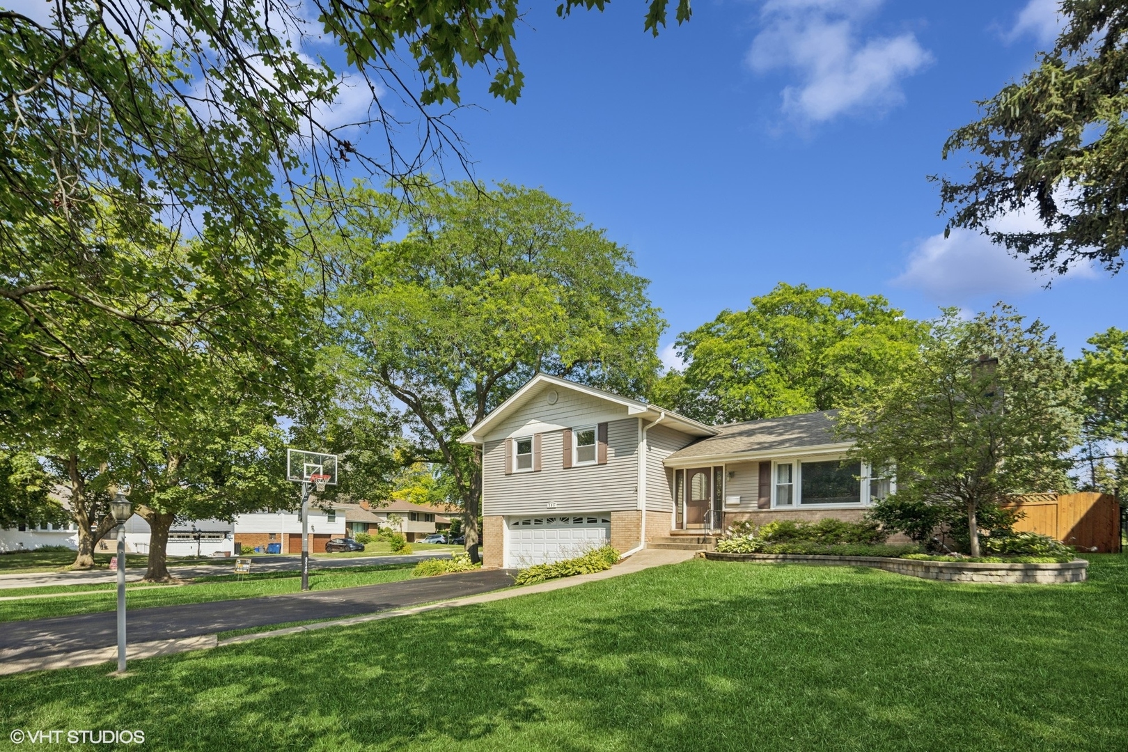 305 WILLOWCREST Drive