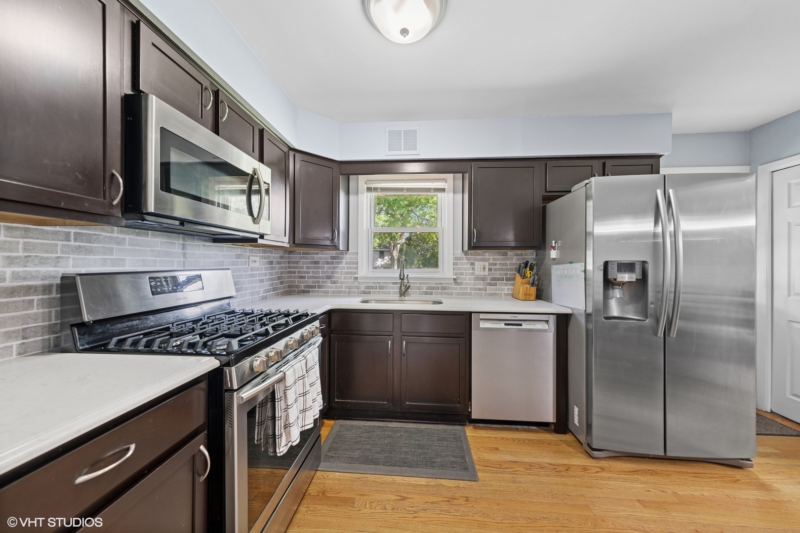 305 WILLOWCREST Drive