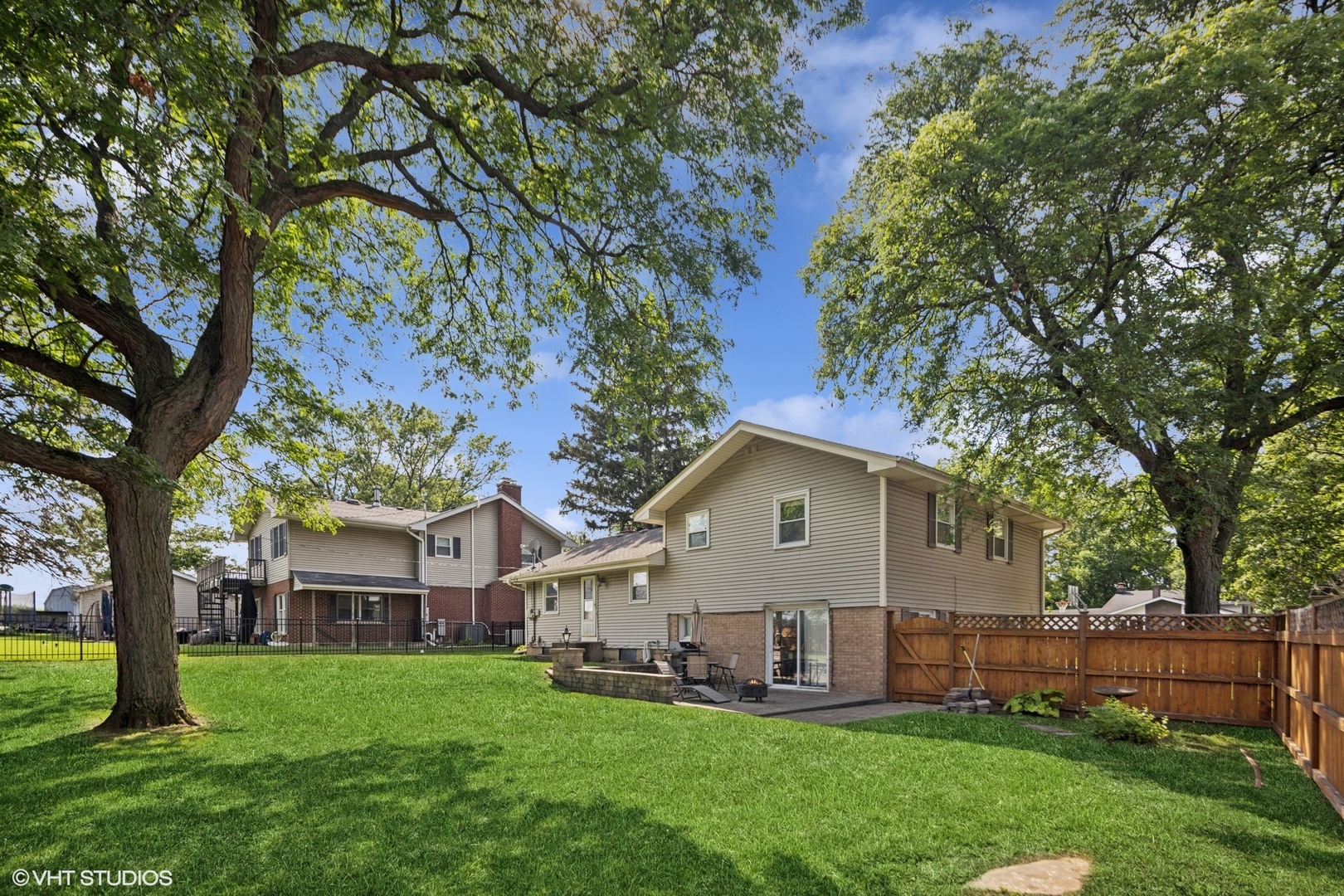 305 WILLOWCREST Drive