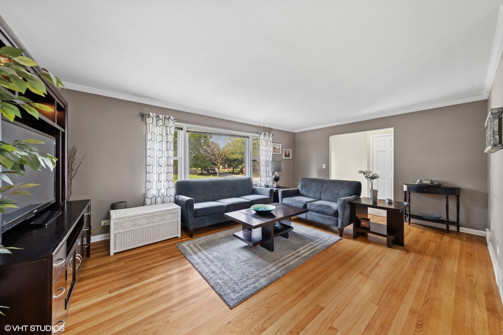305 WILLOWCREST Drive