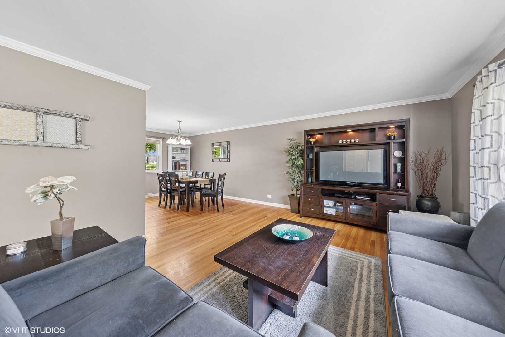 305 WILLOWCREST Drive