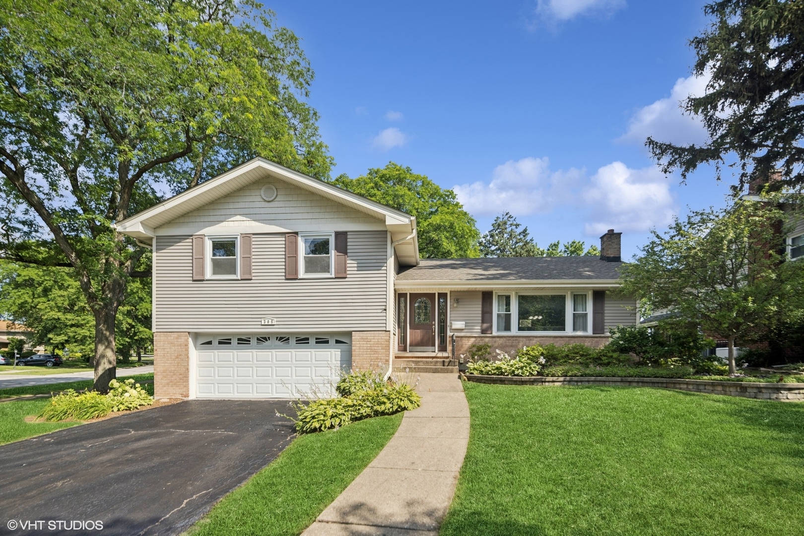 305 WILLOWCREST Drive