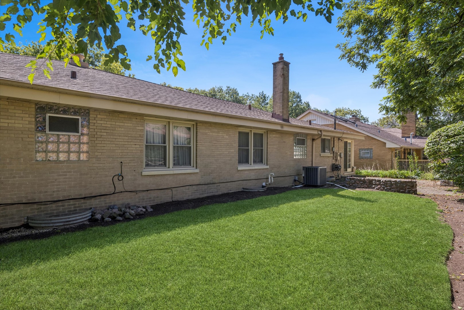 207 W CLAREMONT Street