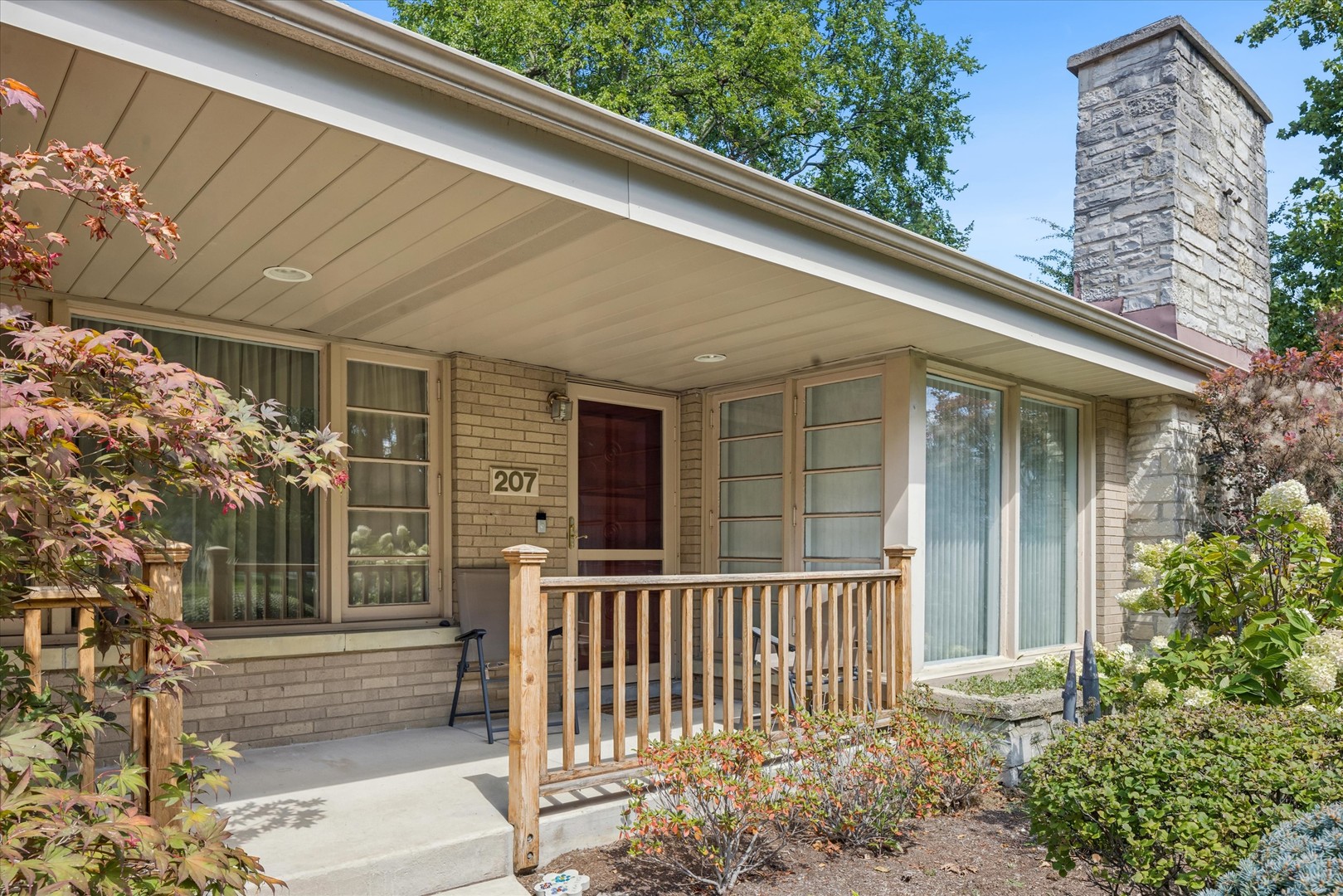 207 W CLAREMONT Street