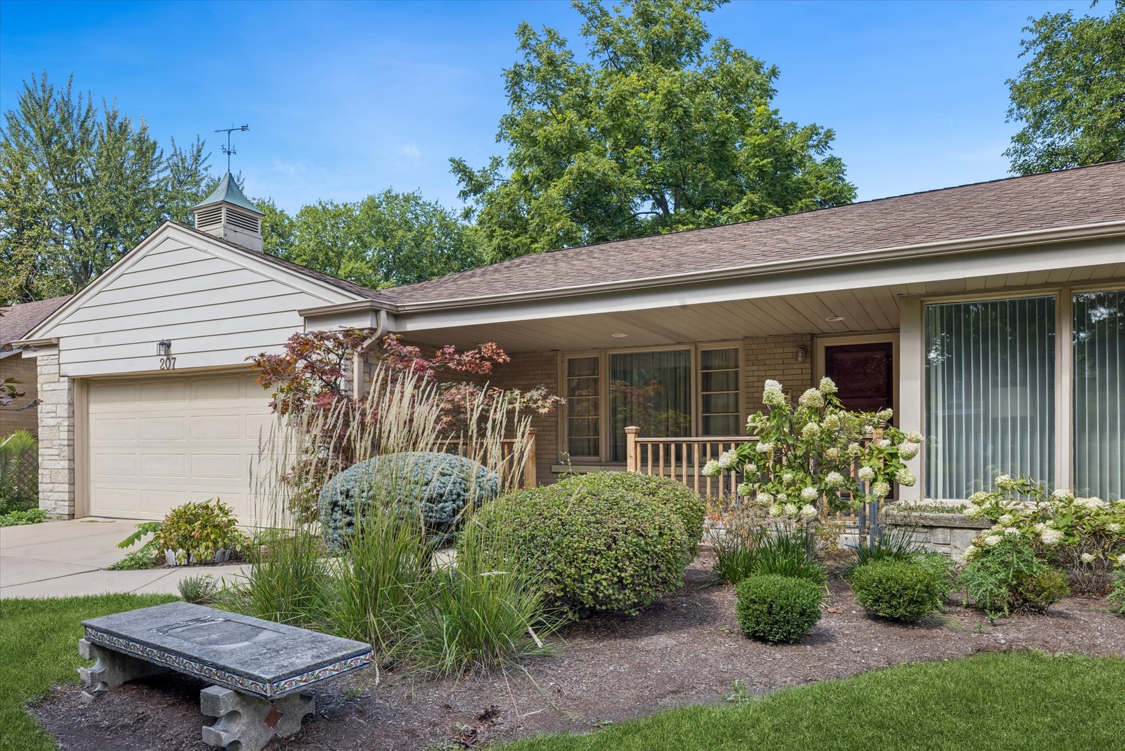 207 W CLAREMONT Street