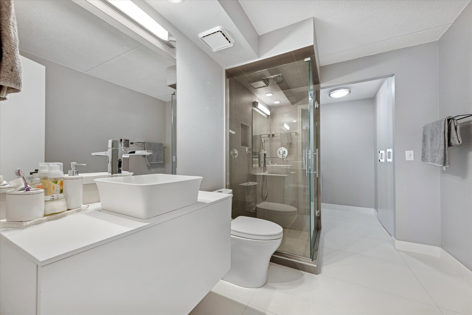 8540 W Foster Avenue Unit: 504