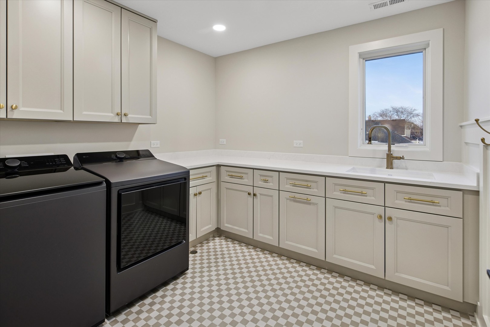 260 E Grantley Avenue