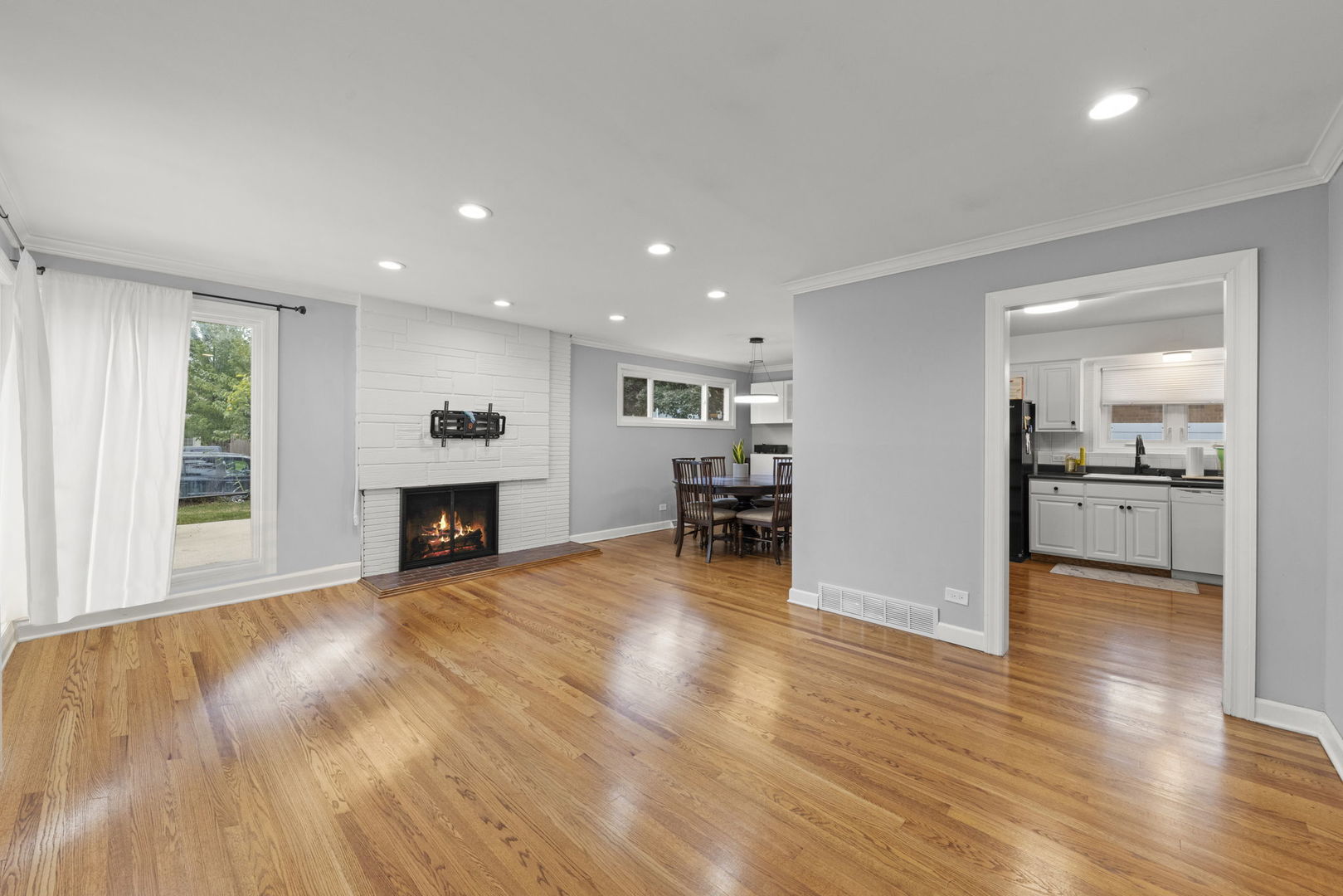 415 E Huntington Lane