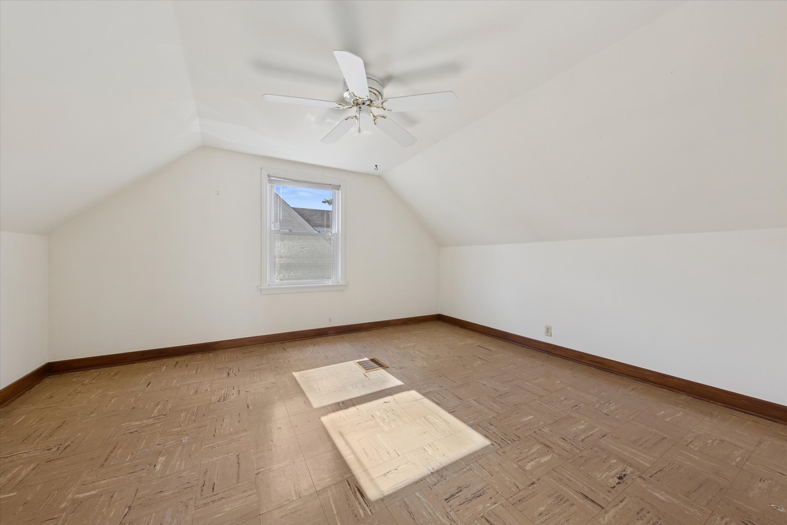 995 S Swain Avenue