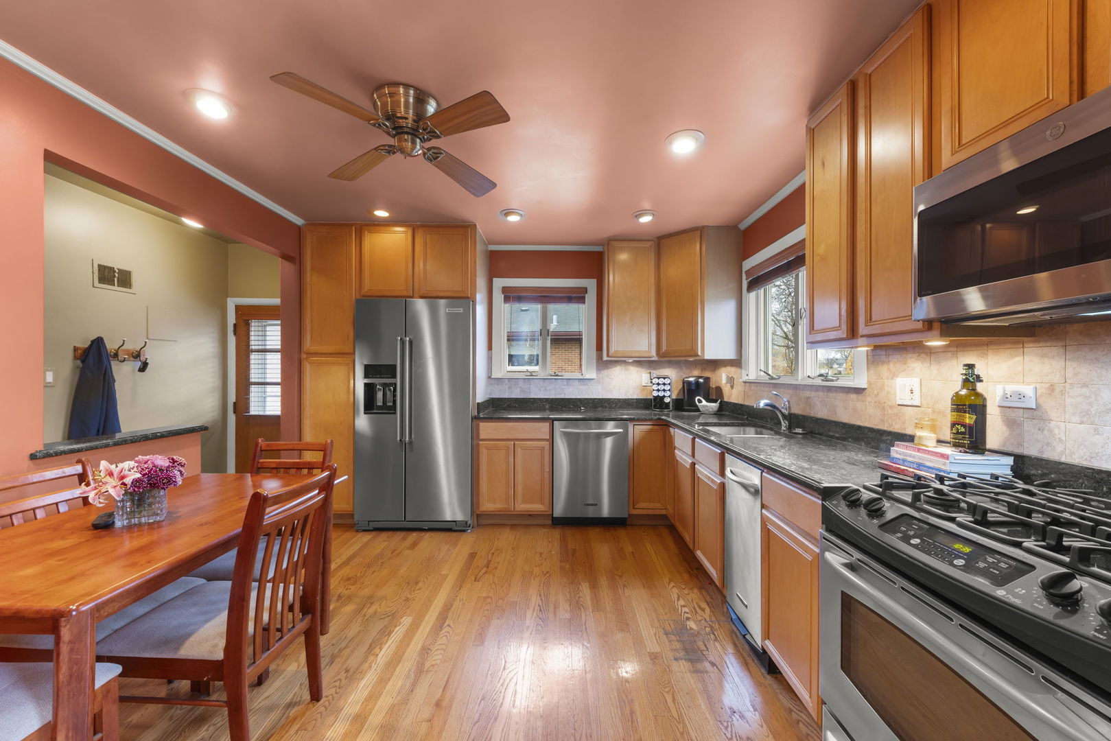 402 E Huntington Lane