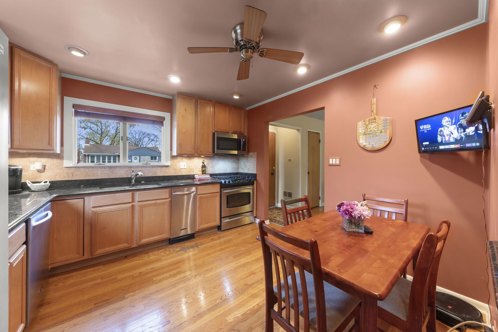 402 E Huntington Lane