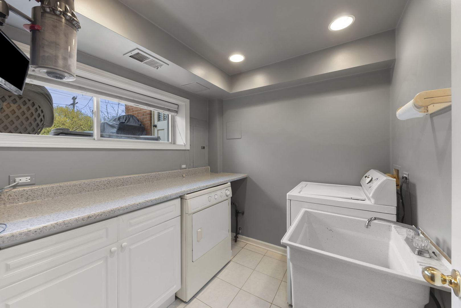 402 E Huntington Lane