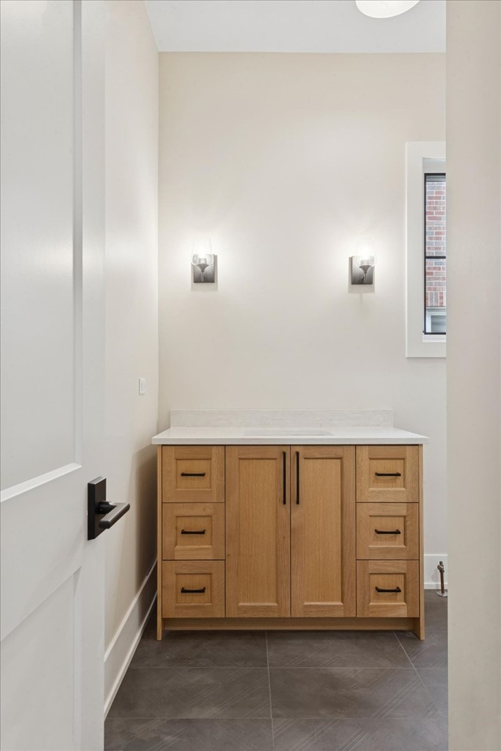 153 S Kenmore Avenue