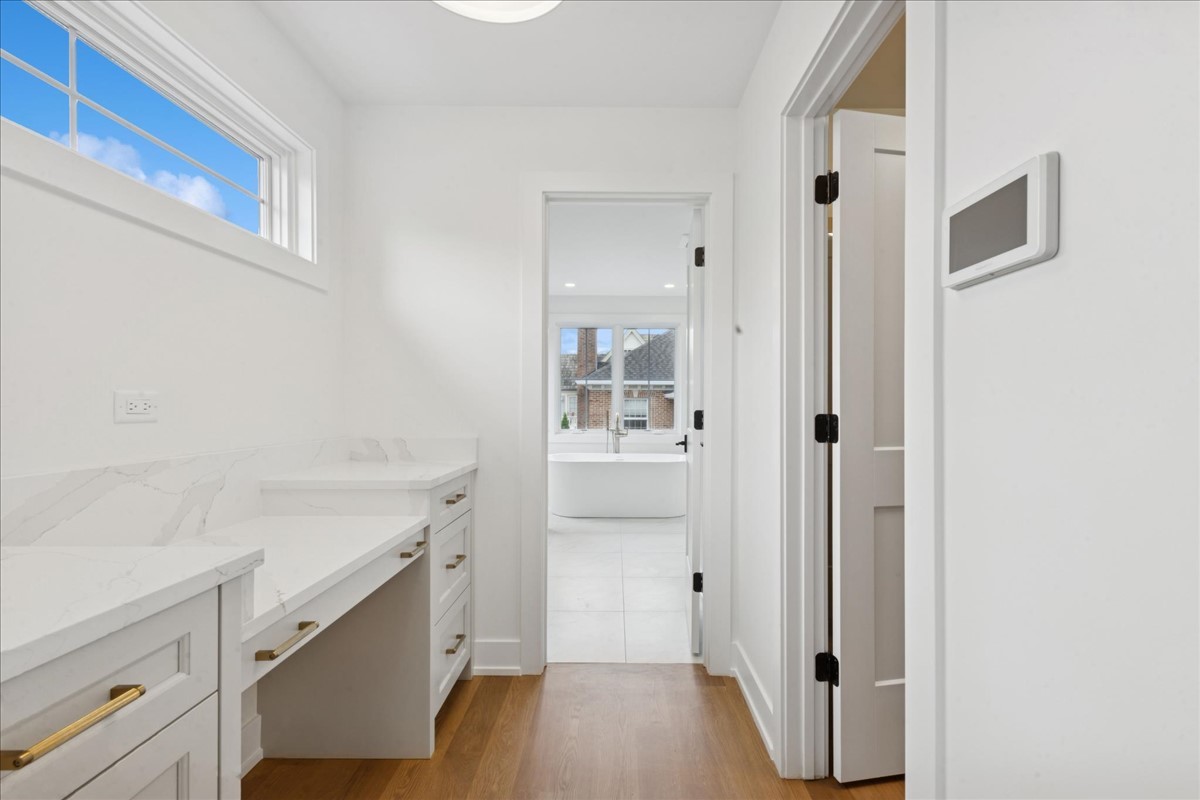 153 S Kenmore Avenue