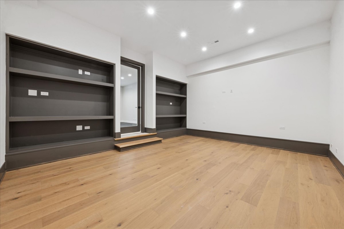 153 S Kenmore Avenue