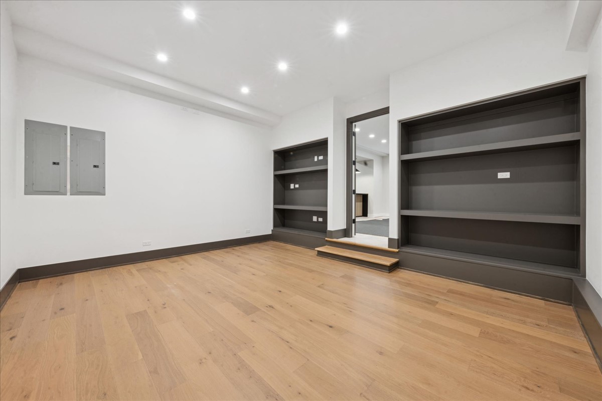 153 S Kenmore Avenue