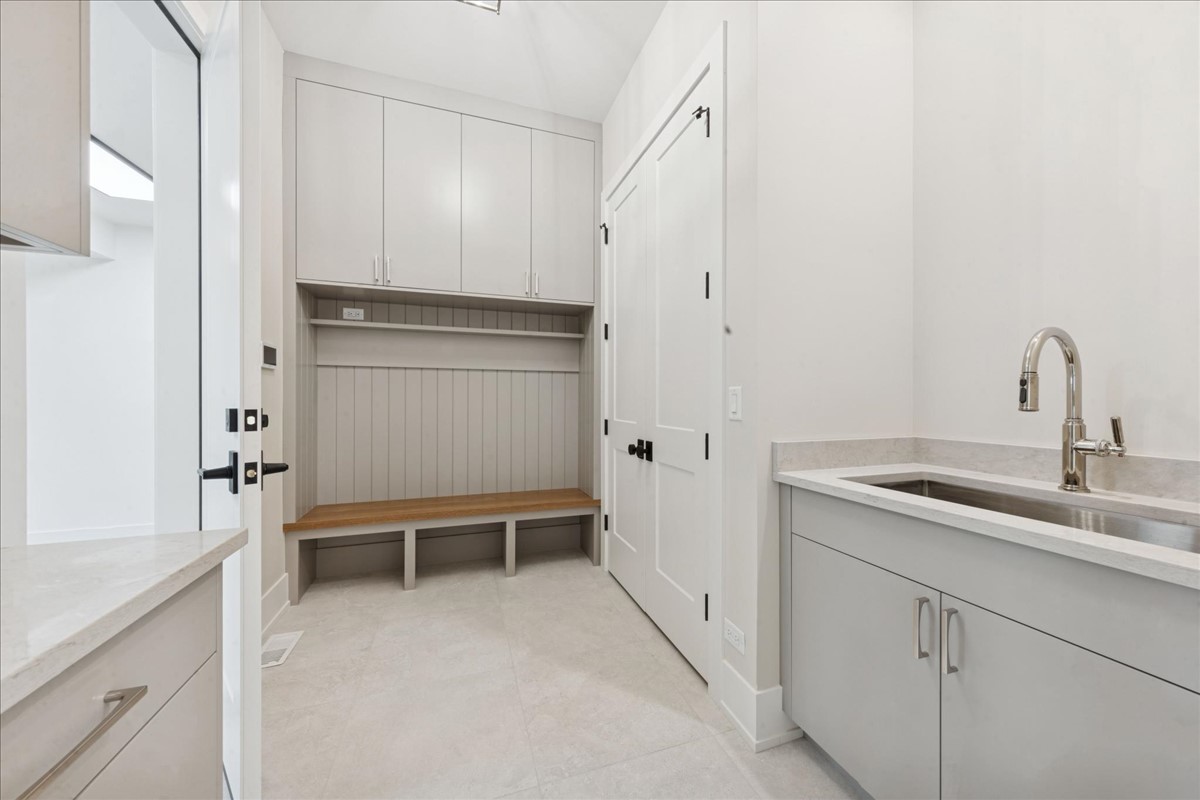 153 S Kenmore Avenue