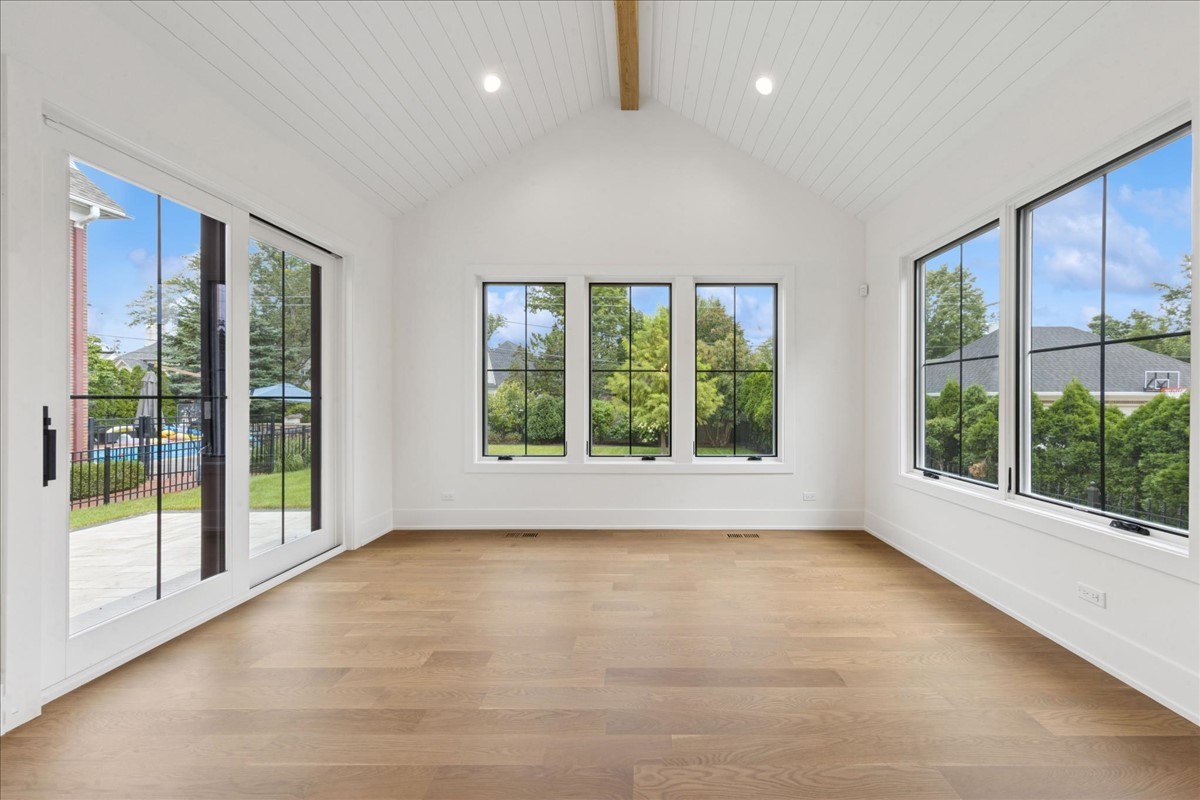 153 S Kenmore Avenue