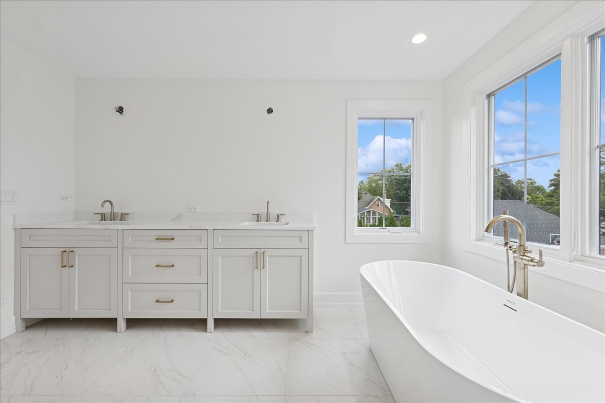 153 S Kenmore Avenue