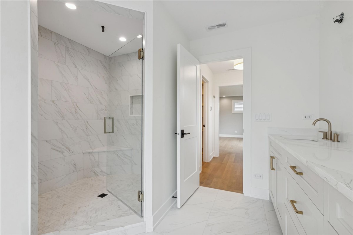 153 S Kenmore Avenue