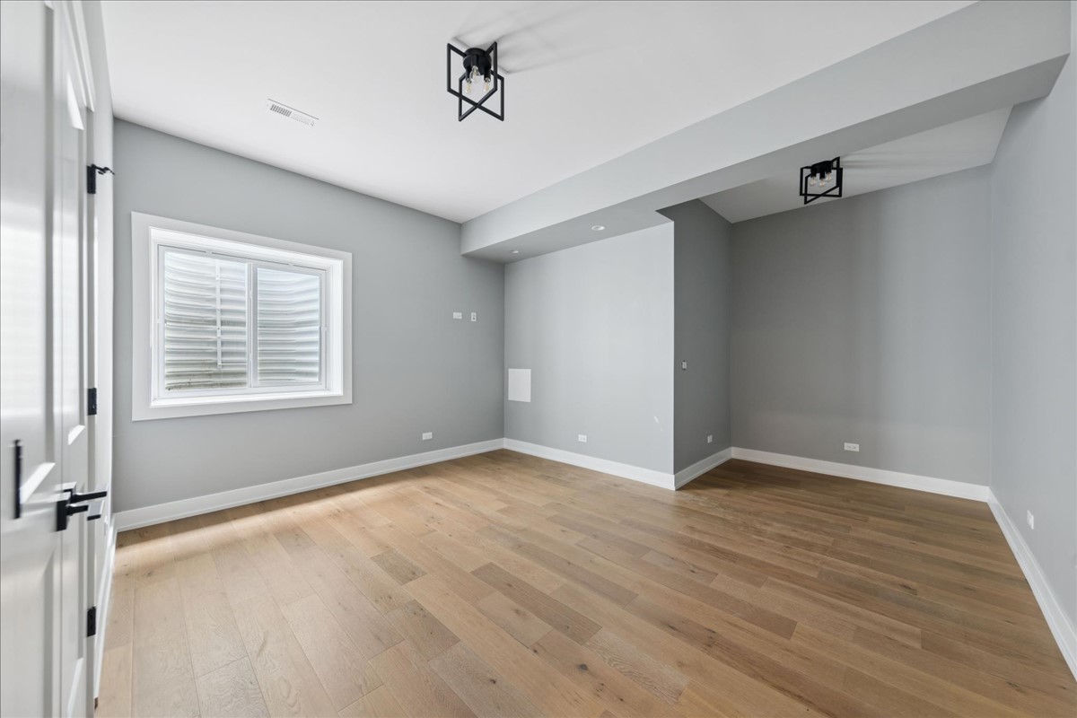 153 S Kenmore Avenue