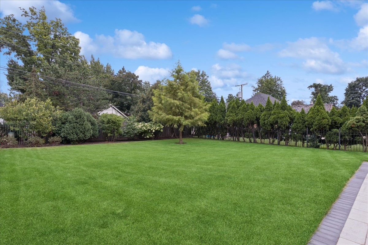 153 S Kenmore Avenue