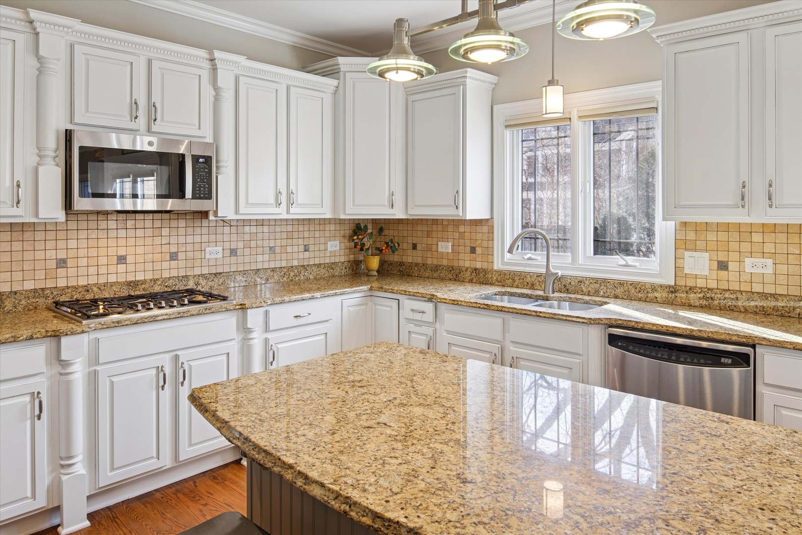 594 S Fairfield Avenue