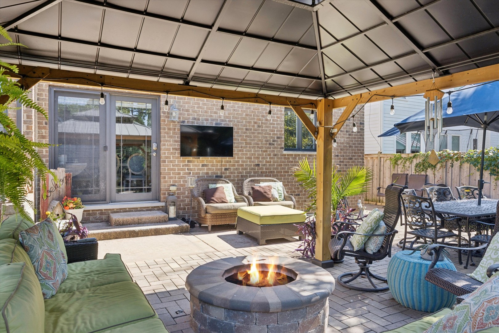 594 S Fairfield Avenue