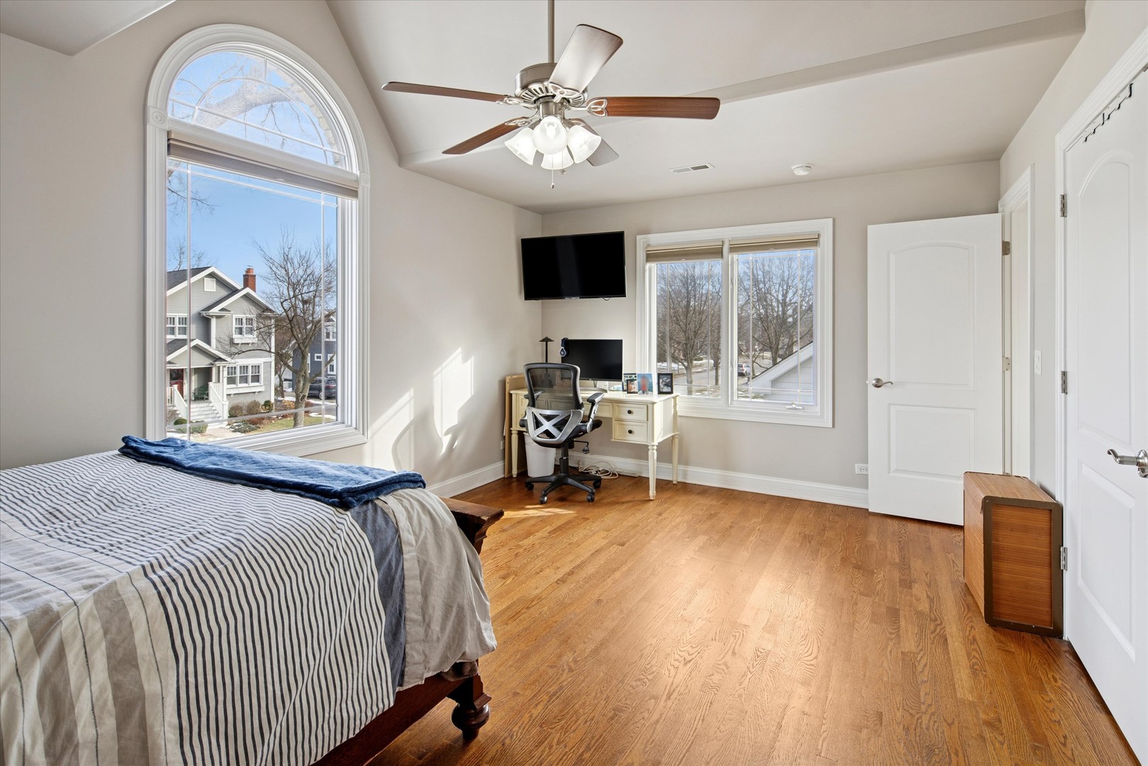 594 S Fairfield Avenue