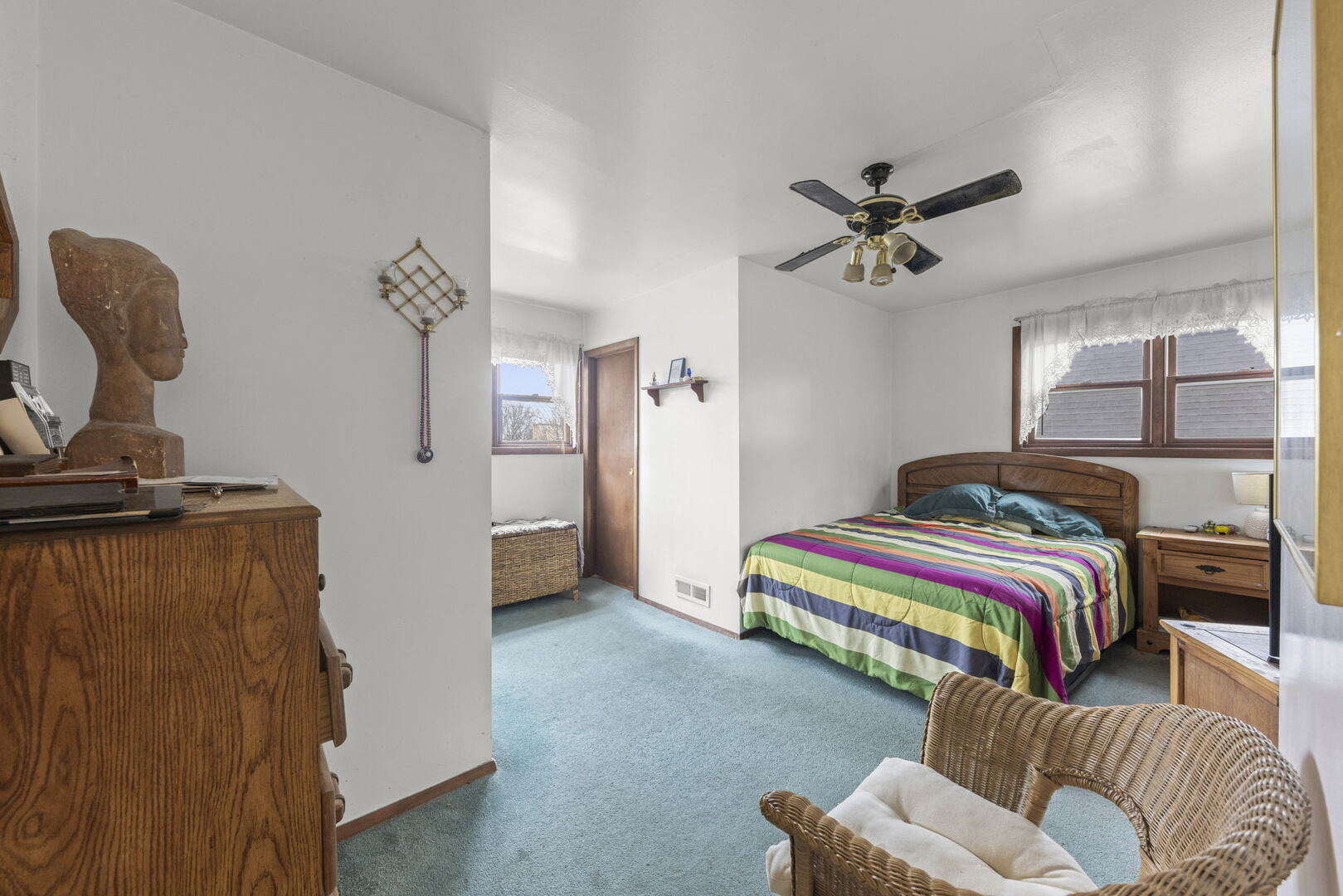 2646 N Mont Clare Avenue