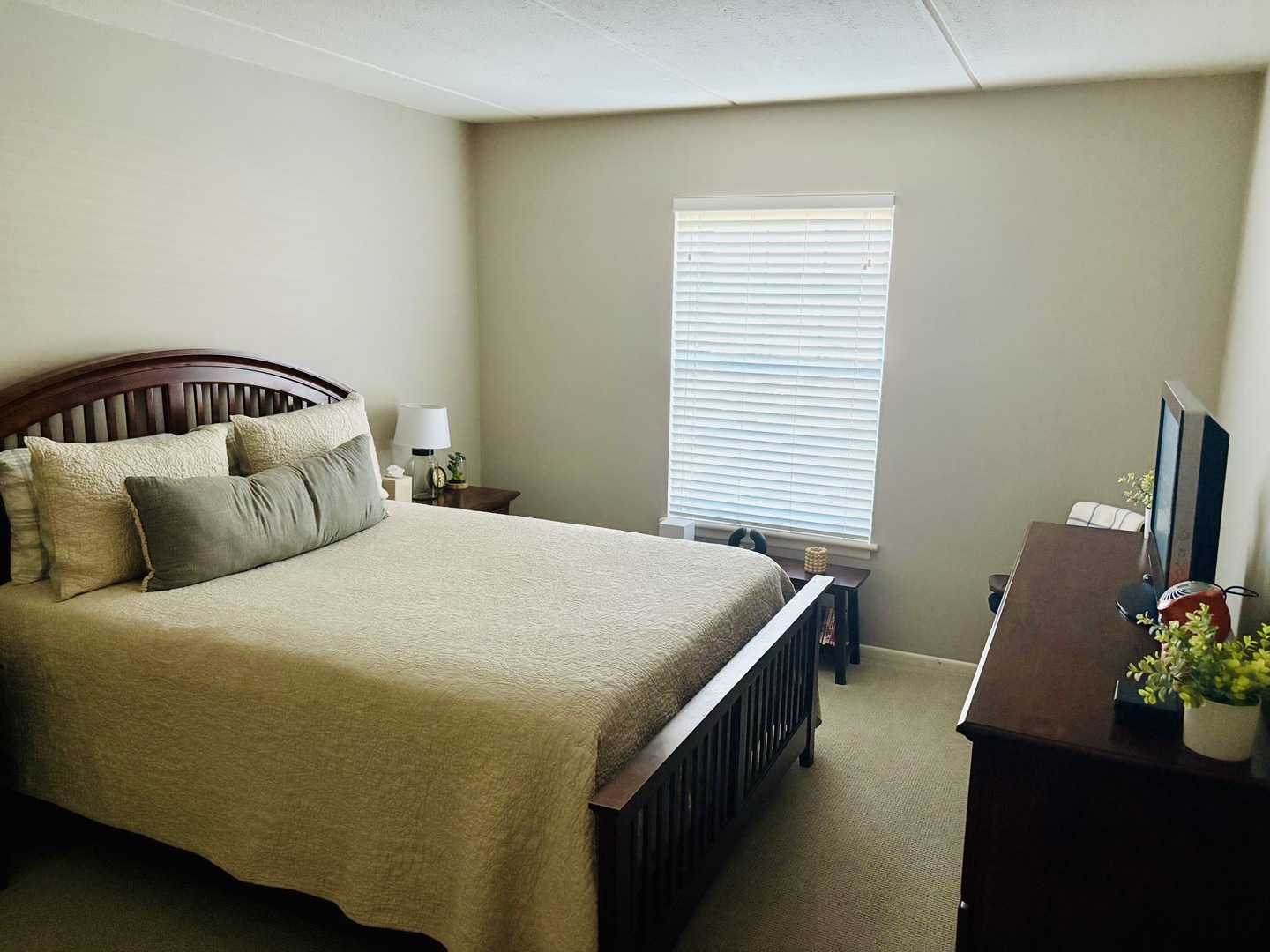 5125 Blodgett Avenue Unit: 213