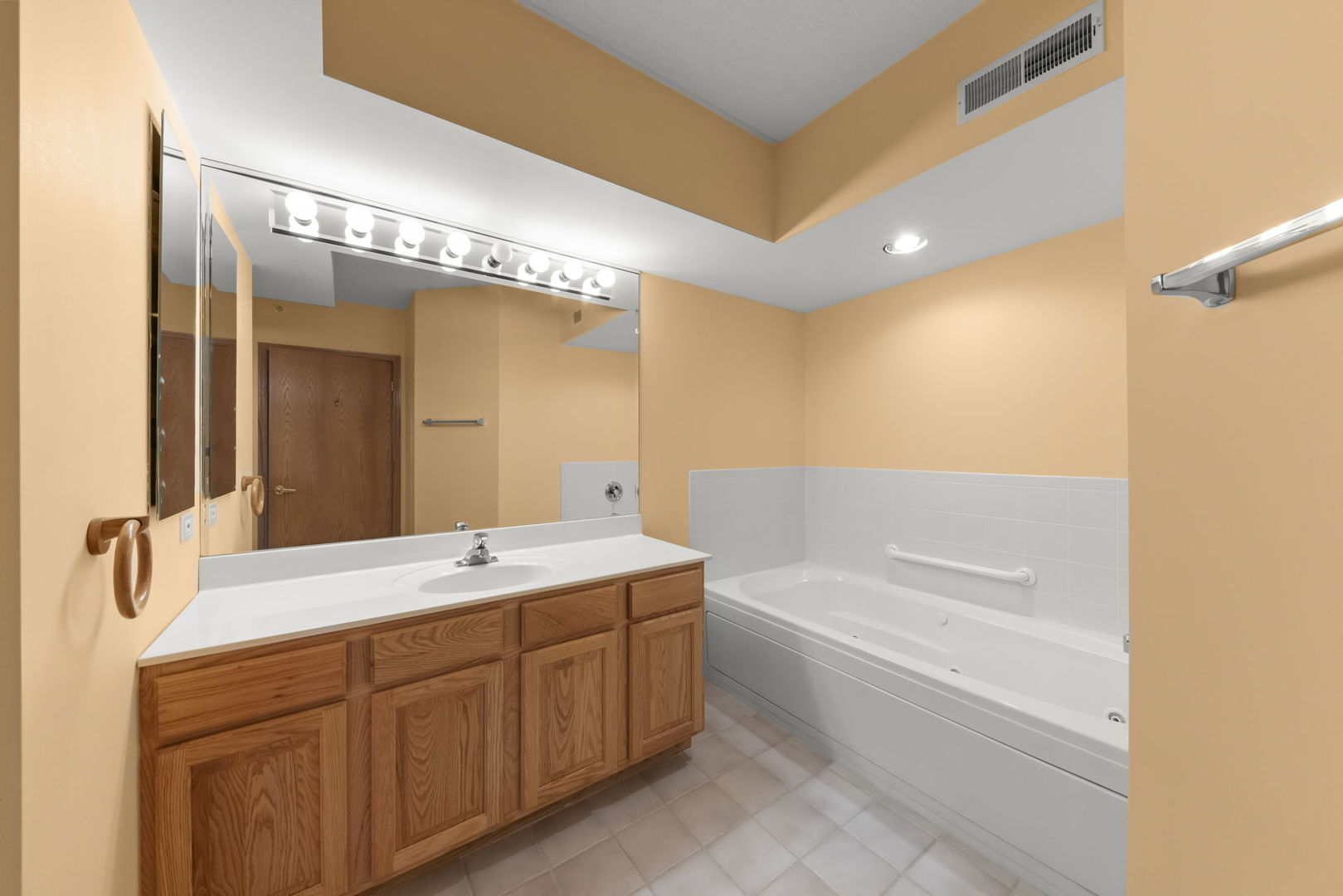 1327 E Washington Street Unit: 501