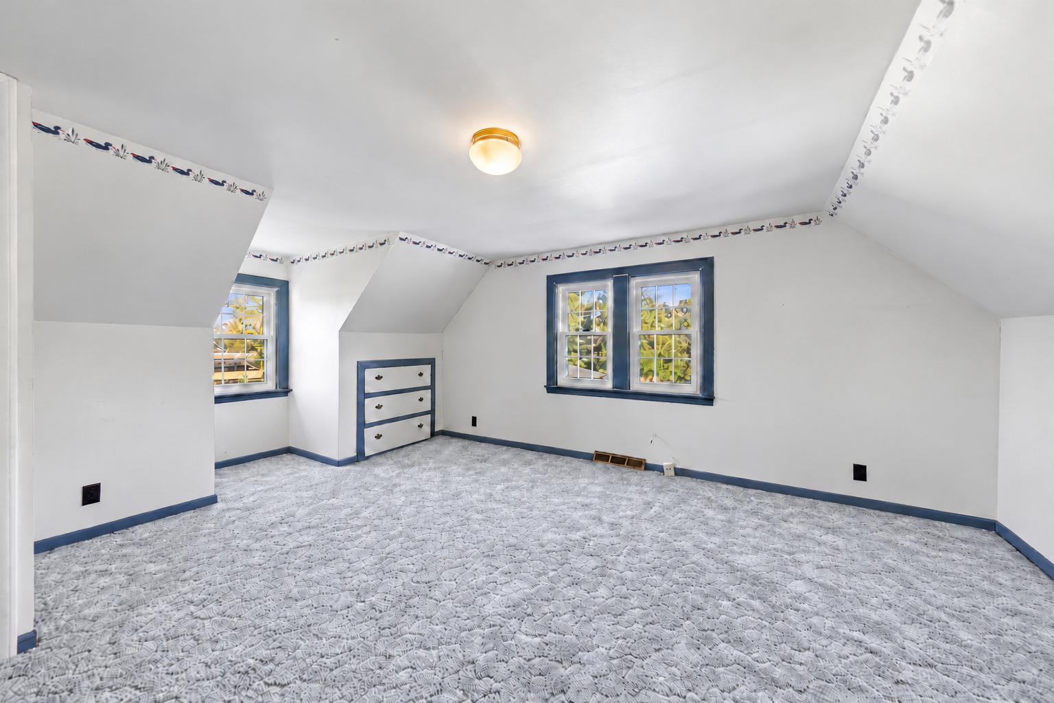 1121 S Villa Avenue