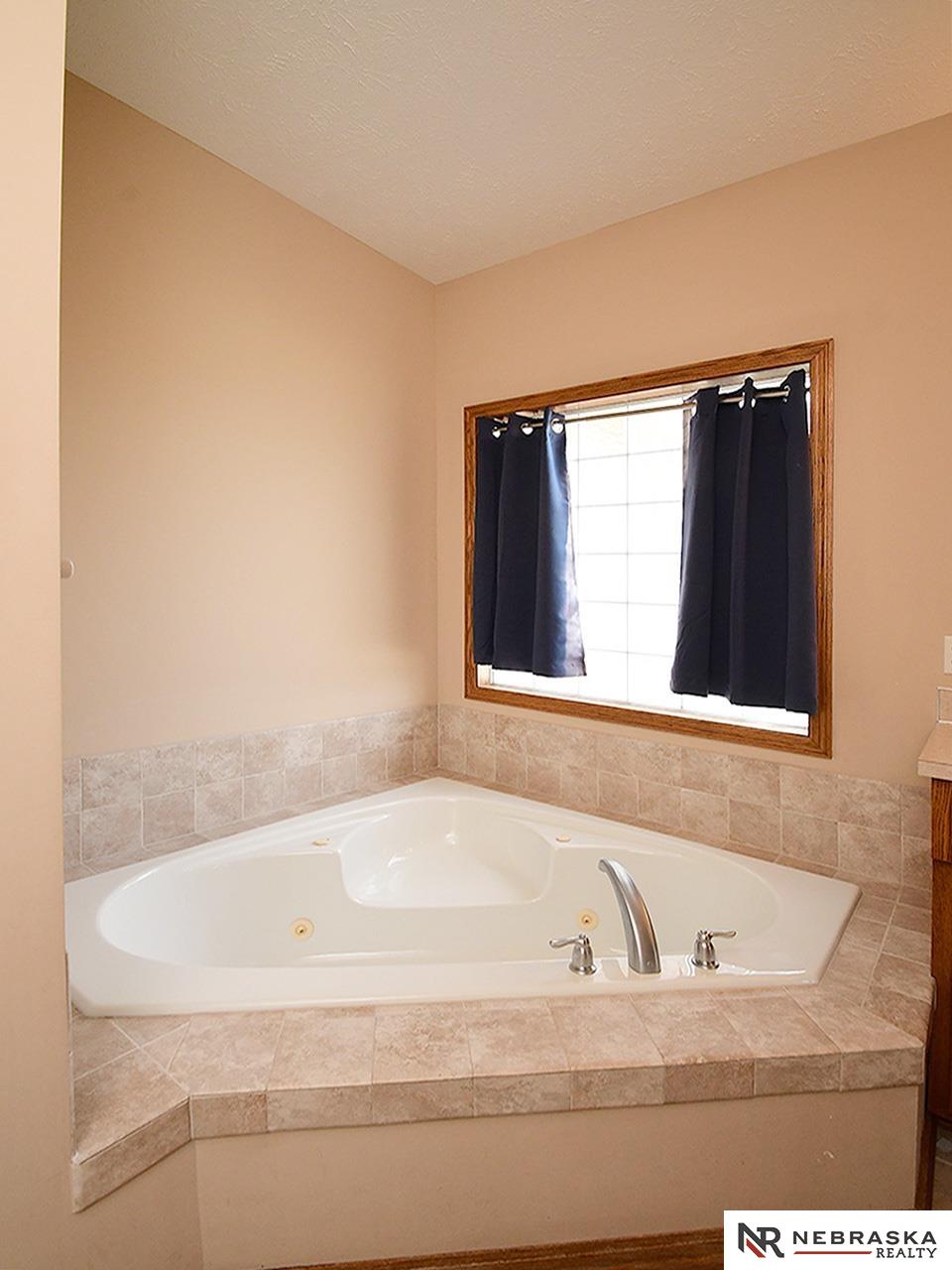 9522 Valley Road Circle